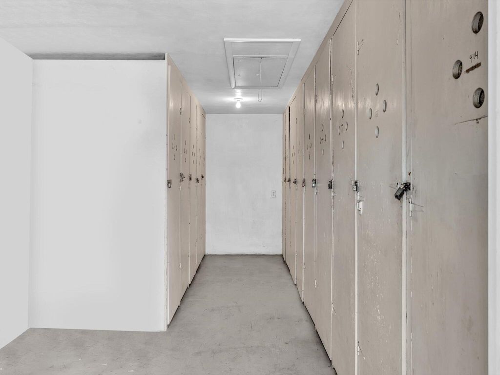 Image 27 of property listing at 300 NE 20th Street 411, Boca Raton, FL 33431