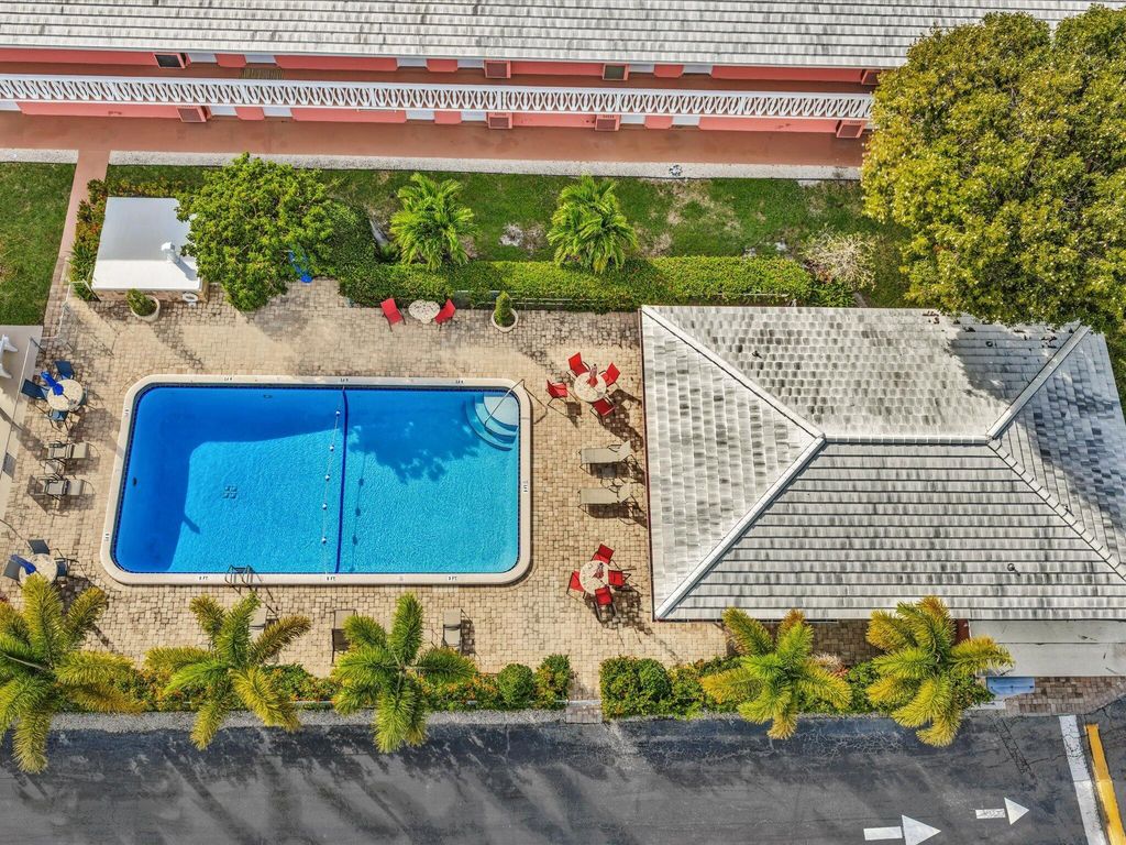 Image 28 of property listing at 300 NE 20th Street 411, Boca Raton, FL 33431