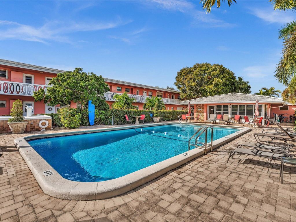 Image 29 of property listing at 300 NE 20th Street 411, Boca Raton, FL 33431