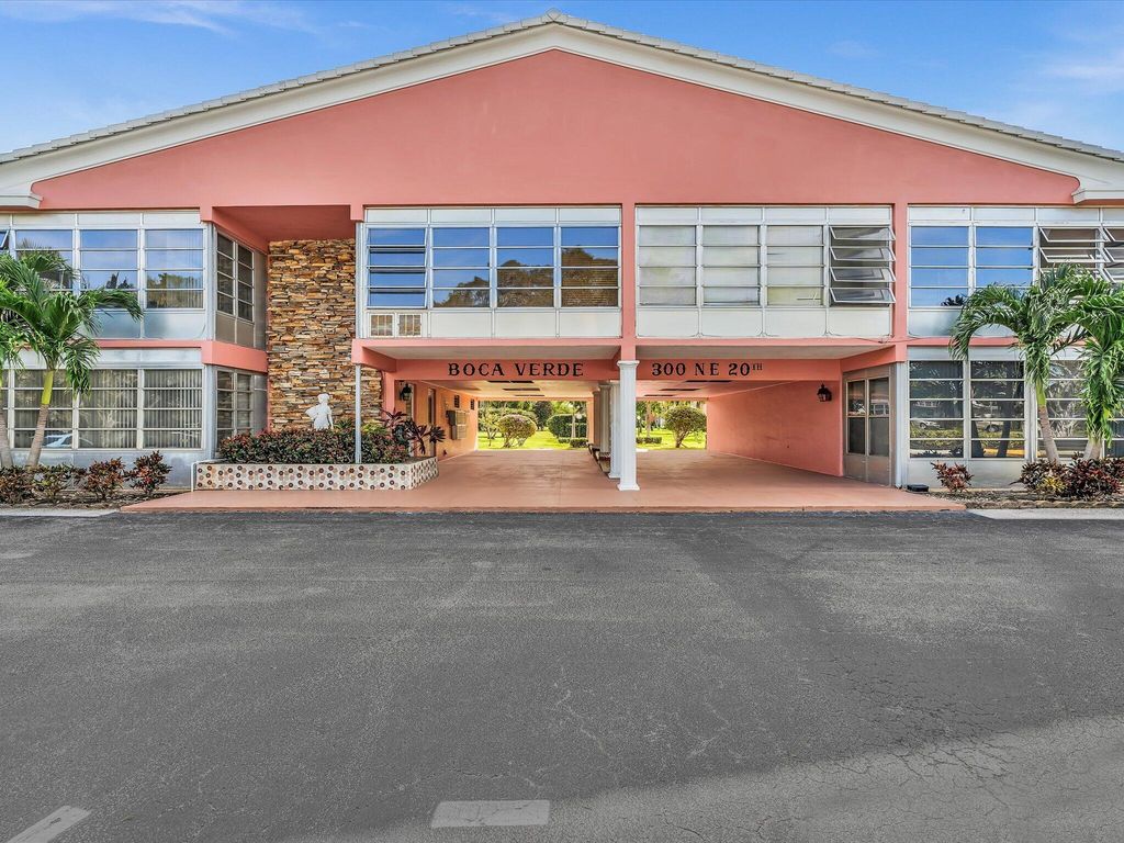 Image 3 of property listing at 300 NE 20th Street 411, Boca Raton, FL 33431