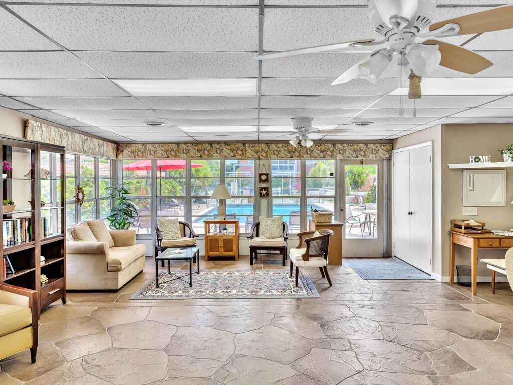 Image 32 of property listing at 300 NE 20th Street 411, Boca Raton, FL 33431