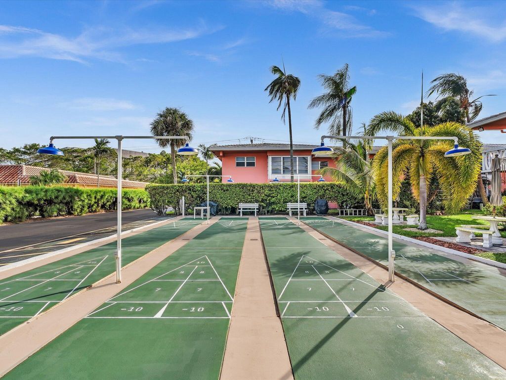 Image 33 of property listing at 300 NE 20th Street 411, Boca Raton, FL 33431