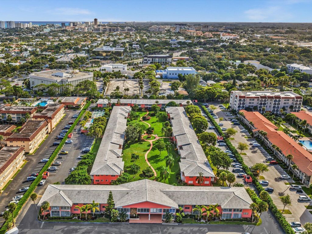 Image 37 of property listing at 300 NE 20th Street 411, Boca Raton, FL 33431