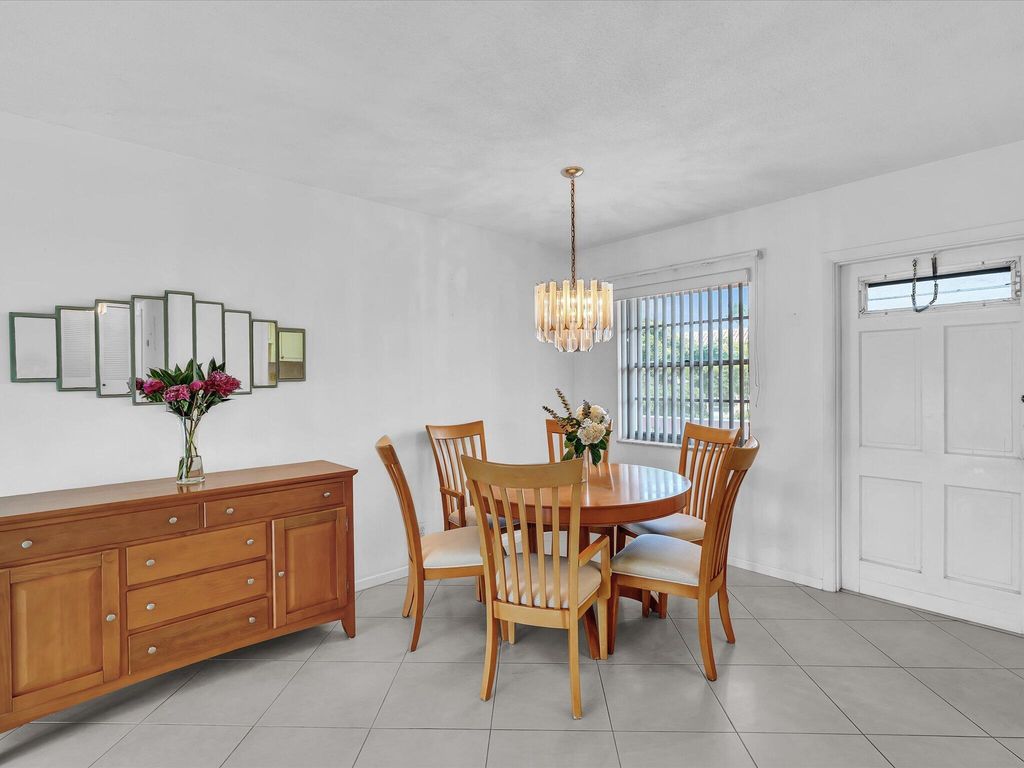 Image 4 of property listing at 300 NE 20th Street 411, Boca Raton, FL 33431