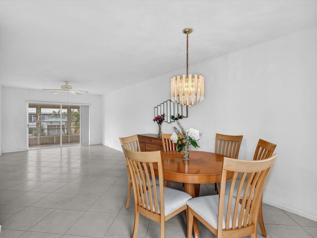 Image 5 of property listing at 300 NE 20th Street 411, Boca Raton, FL 33431