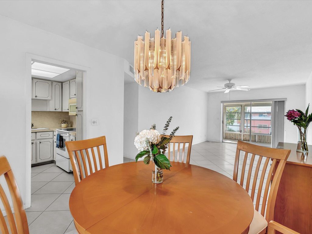 Image 6 of property listing at 300 NE 20th Street 411, Boca Raton, FL 33431