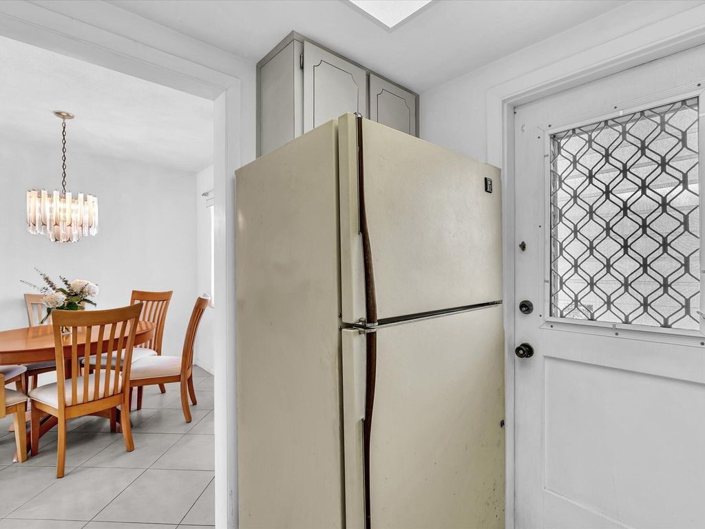 Image 7 of property listing at 300 NE 20th Street 411, Boca Raton, FL 33431