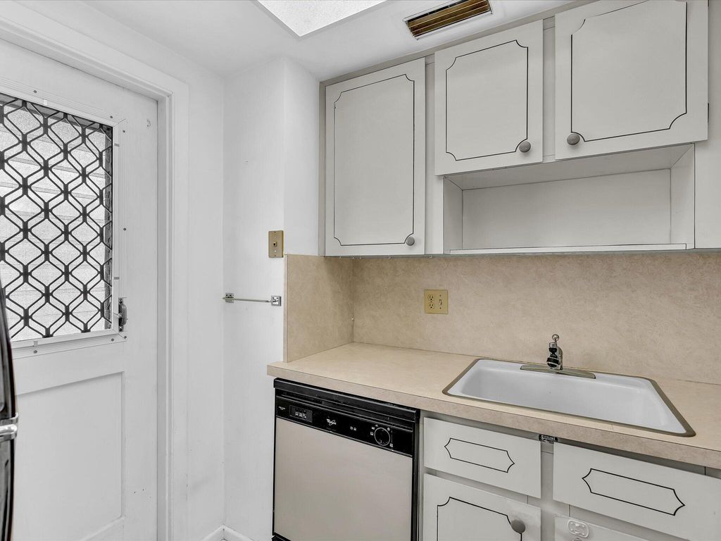 Image 8 of property listing at 300 NE 20th Street 411, Boca Raton, FL 33431