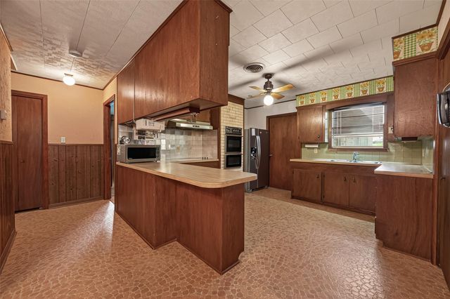605 Julie Lane, Highlands, TX 77562