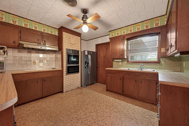605 Julie Lane, Highlands, TX 77562