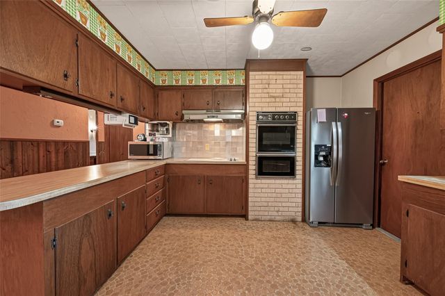 605 Julie Lane, Highlands, TX 77562