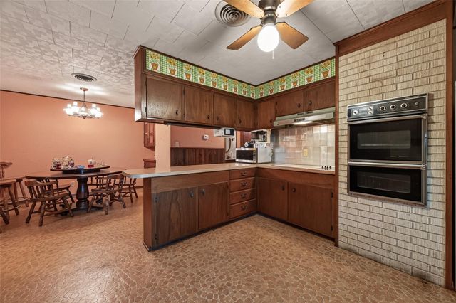 605 Julie Lane, Highlands, TX 77562