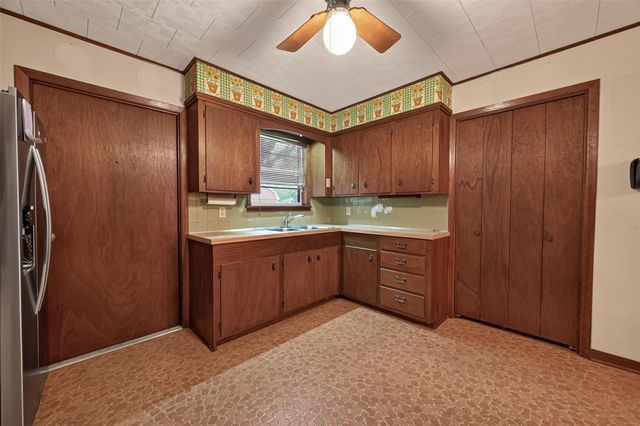 605 Julie Lane, Highlands, TX 77562