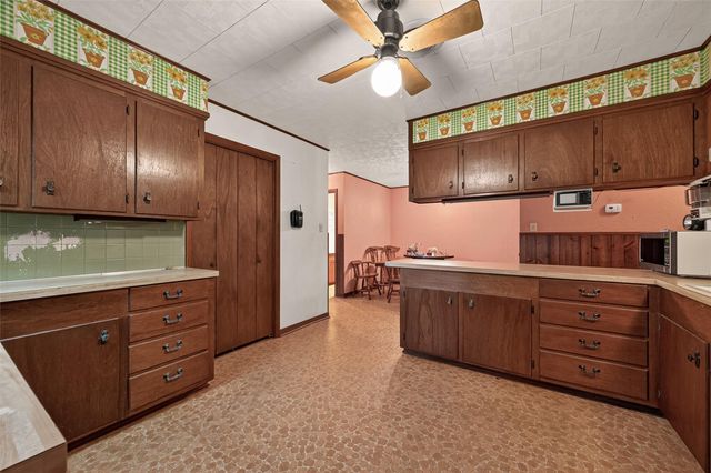 605 Julie Lane, Highlands, TX 77562