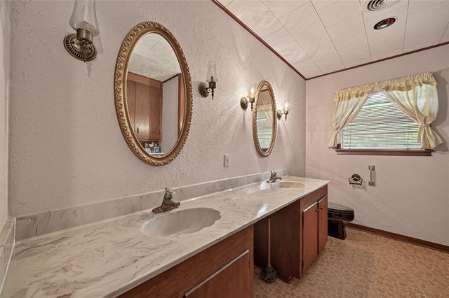 605 Julie Lane, Highlands, TX 77562