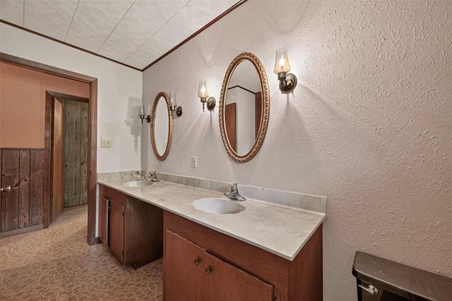 605 Julie Lane, Highlands, TX 77562