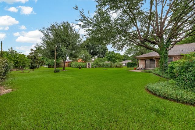 605 Julie Lane, Highlands, TX 77562