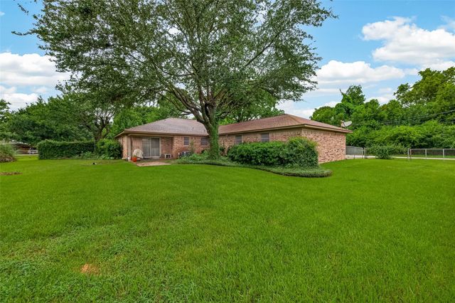 605 Julie Lane, Highlands, TX 77562