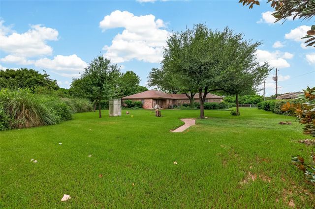 605 Julie Lane, Highlands, TX 77562