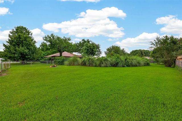 605 Julie Lane, Highlands, TX 77562