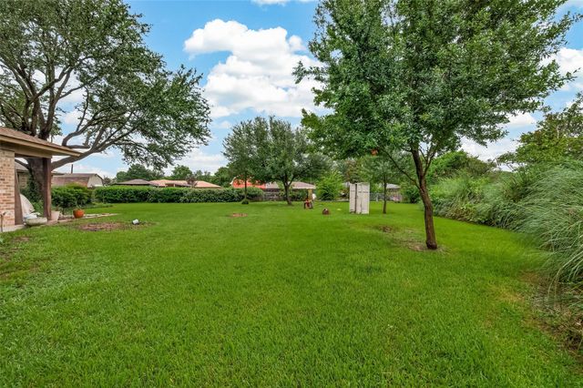 605 Julie Lane, Highlands, TX 77562