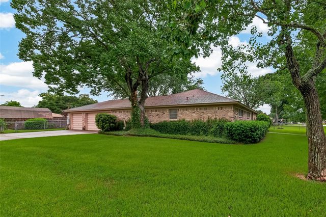 605 Julie Lane, Highlands, TX 77562