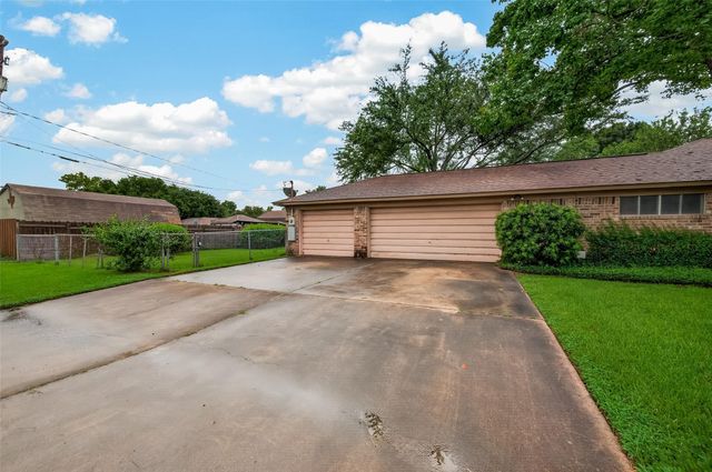 605 Julie Lane, Highlands, TX 77562