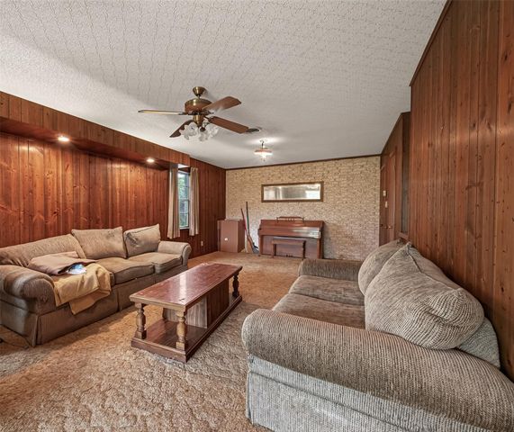 605 Julie Lane, Highlands, TX 77562