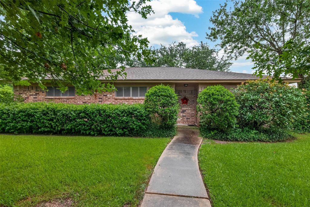 605 Julie Lane, Highlands, TX 77562