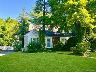 2 Greenway, Roslyn, NY 11576