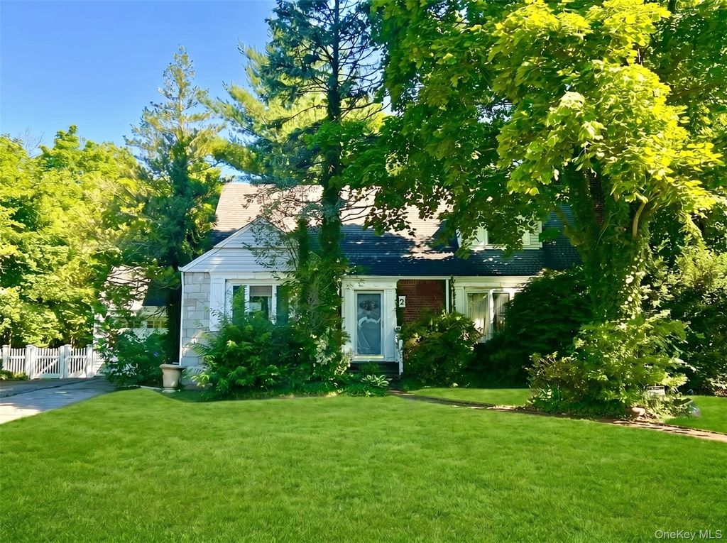 2 Greenway, Roslyn, NY 11576