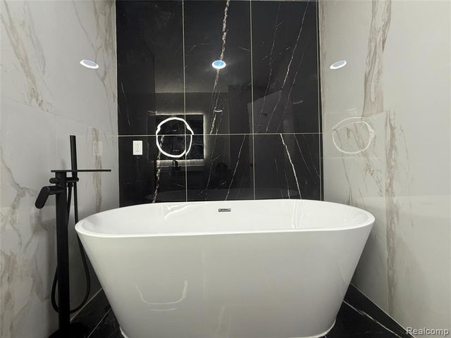 50 Shadyside Court, Saginaw, MI 48638