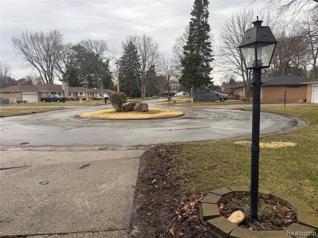 50 Shadyside Court, Saginaw, MI 48638