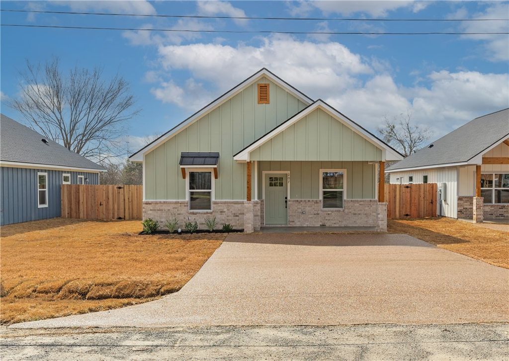 207 Lock Lane, Bryan, TX 77803