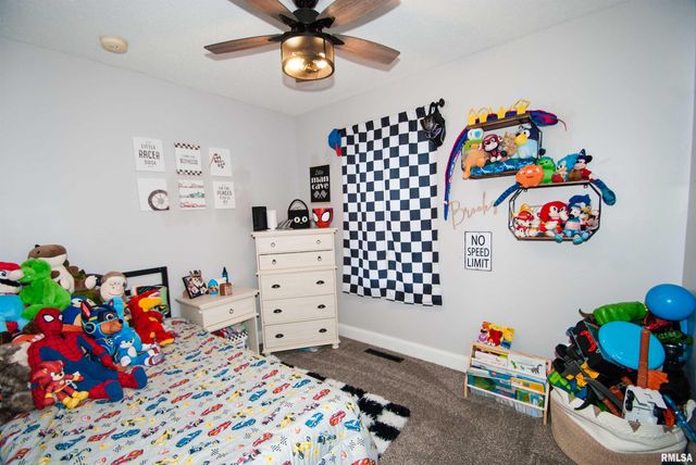 563 W PRICE Street, Eldridge, IA 52748