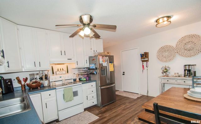 563 W PRICE Street, Eldridge, IA 52748