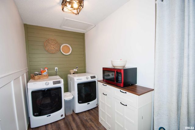 563 W PRICE Street, Eldridge, IA 52748