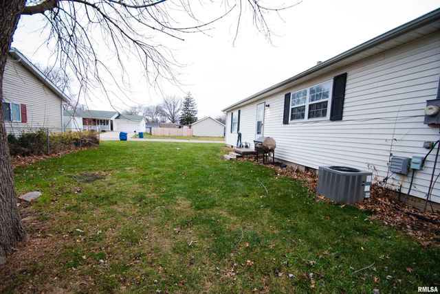 563 W PRICE Street, Eldridge, IA 52748