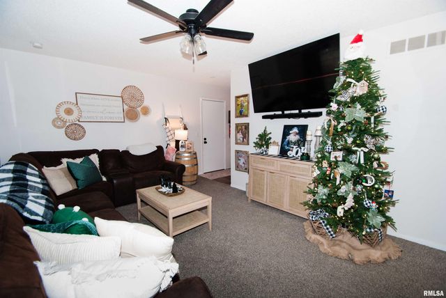 563 W PRICE Street, Eldridge, IA 52748