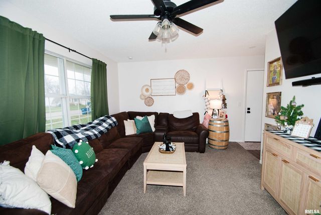 563 W PRICE Street, Eldridge, IA 52748