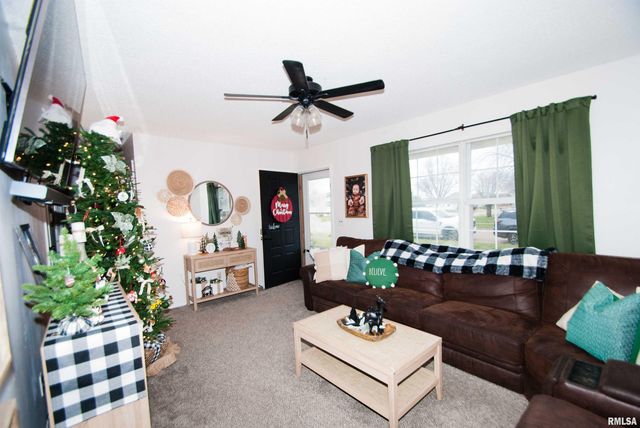 563 W PRICE Street, Eldridge, IA 52748