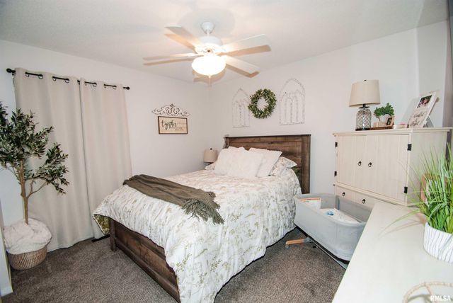 563 W PRICE Street, Eldridge, IA 52748