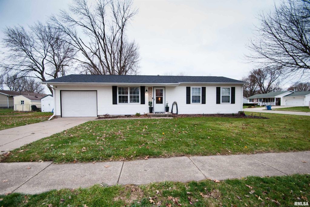 563 W PRICE Street, Eldridge, IA 52748