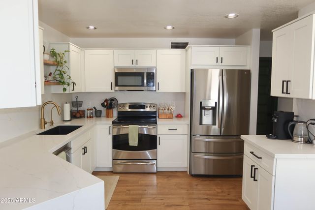 3113 E TOPEKA Drive, Phoenix, AZ 85050