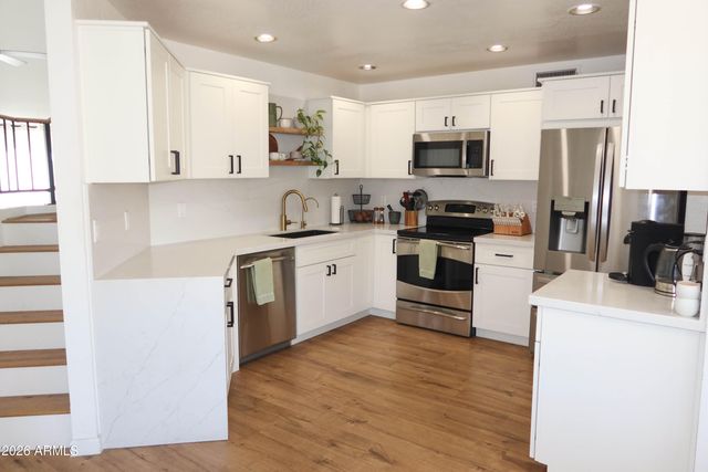 3113 E TOPEKA Drive, Phoenix, AZ 85050