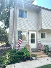 615 Verde Drive 615, Schaumburg, IL 60173