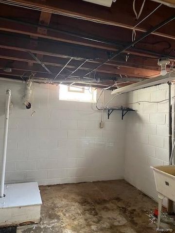 23409 Ranch Hill Drive W, Southfield, MI 48033