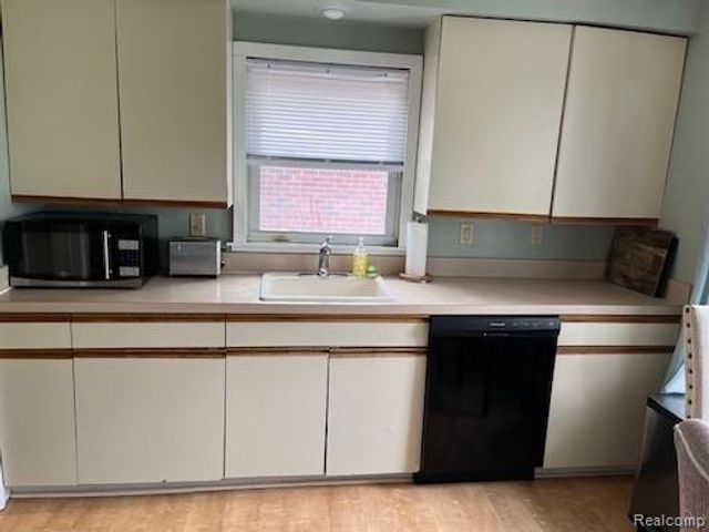 23409 Ranch Hill Drive W, Southfield, MI 48033