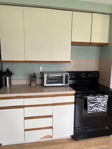 23409 Ranch Hill Drive W, Southfield, MI 48033