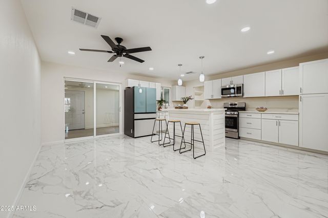 7601 N 40th Drive, Phoenix, AZ 85051